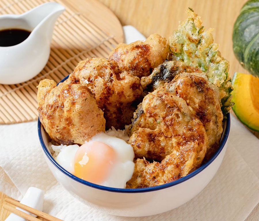 ข้าวหน้าไก่เทมปุระและผักรวม